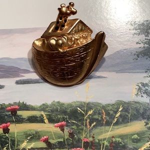NOAH’S ARK BROOCH, Gold-tone, Unsigned